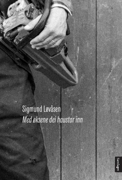 Omslag: Med øksene dei haustar inn