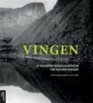Omslag: Vingen. Et naturens kolosalmuseum for helleristninger