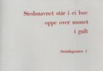 Stedsnavnet står i ei bue oppe over mønet i gult